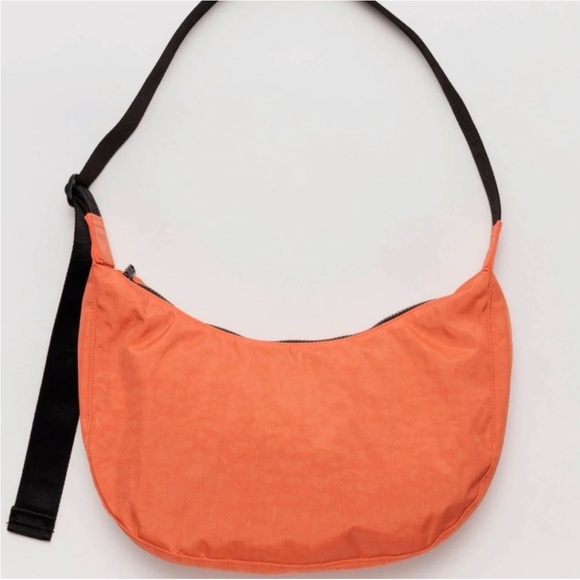 BAGGU Medium Crescent Bag In Nasturtium - Picture 5 of 5